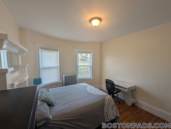 Building Photo - 27 Bourneside St