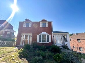 Building Photo - 1532 Greencrest Dr