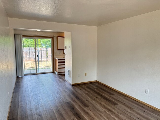 Building Photo - Freshly recently updated 3-bedroom 2-bathroom duplex with garage!