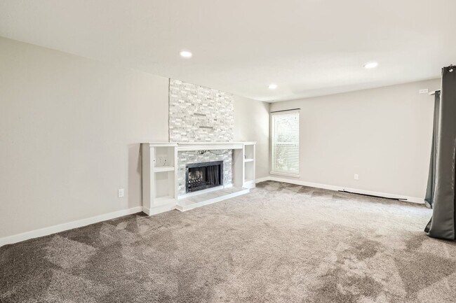 Building Photo - "Charming 1-Bedroom 1-Bathroom Unit in Bea...