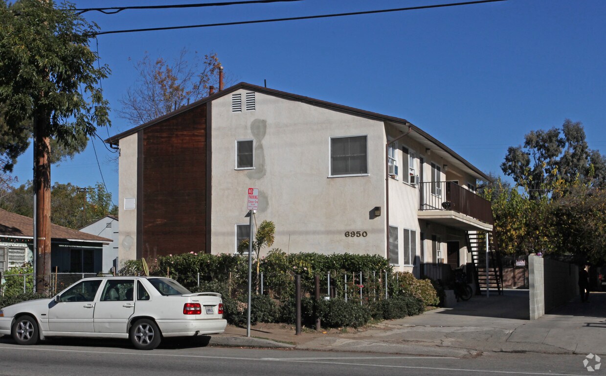 Primary Photo - 6950 Hazeltine Ave