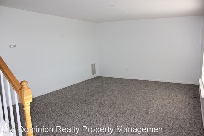 Building Photo - 3 br, 2.5 bath House - 555 Pointe Drive