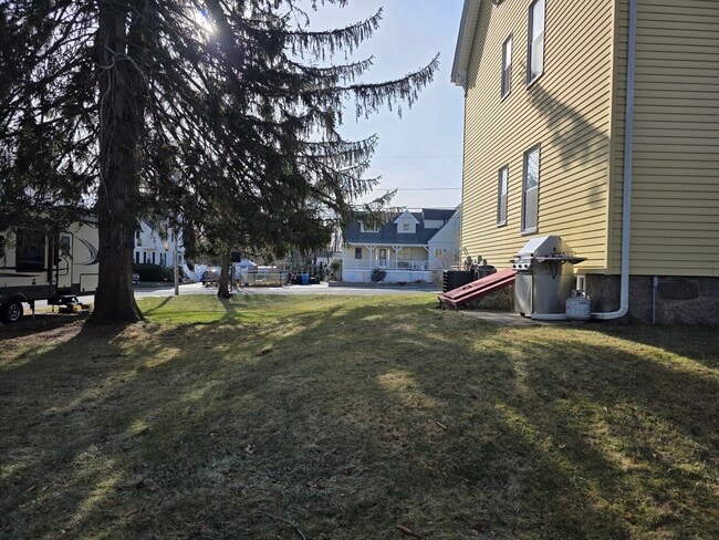 Building Photo - 284 School St