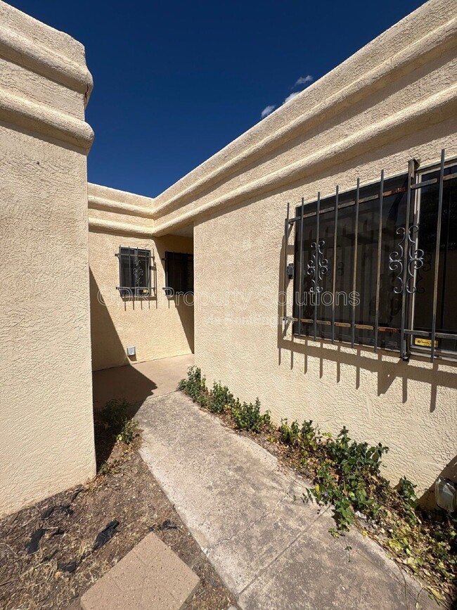 Building Photo - 5828 Elmwood Dr NE