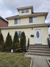 Building Photo - 5 Bay Ave