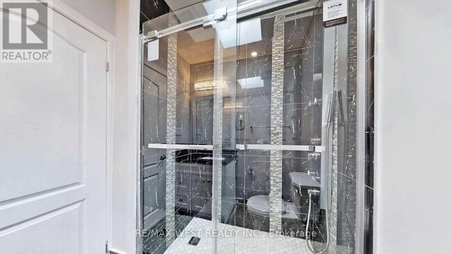 Building Photo - 656 Sheppard Ave W