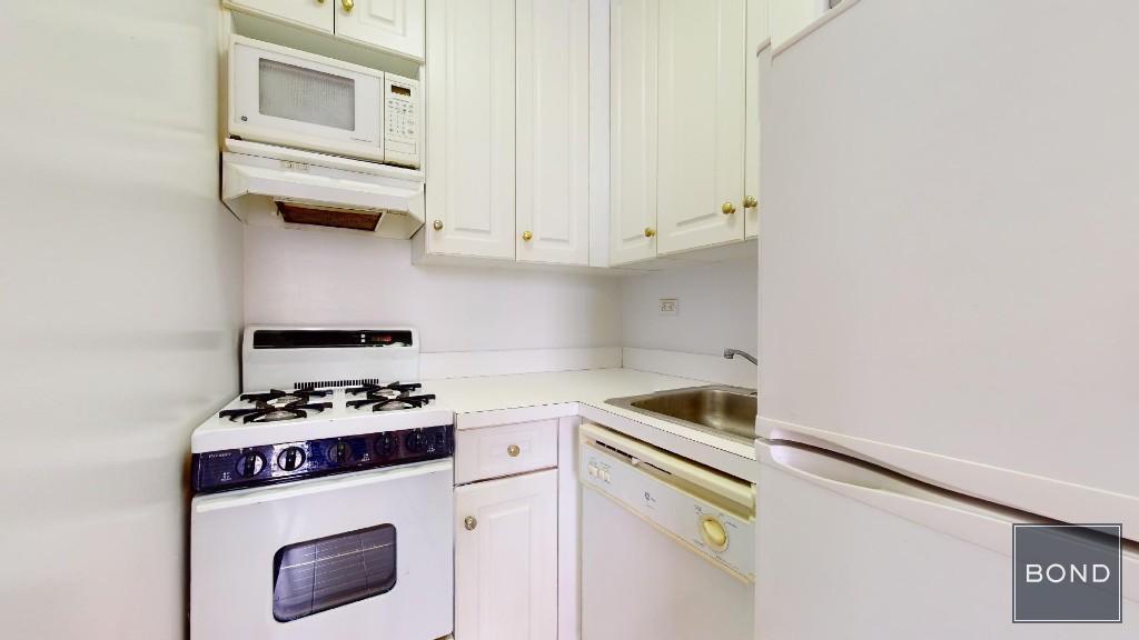 Building Photo - 146 W 79th St