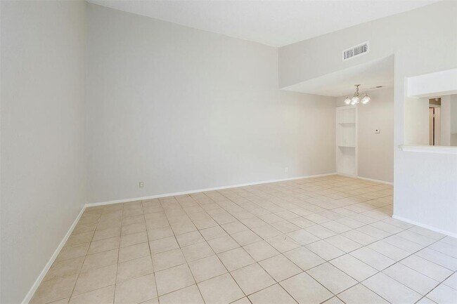 Foto del edificio - 5808 Emerald Forest Dr
