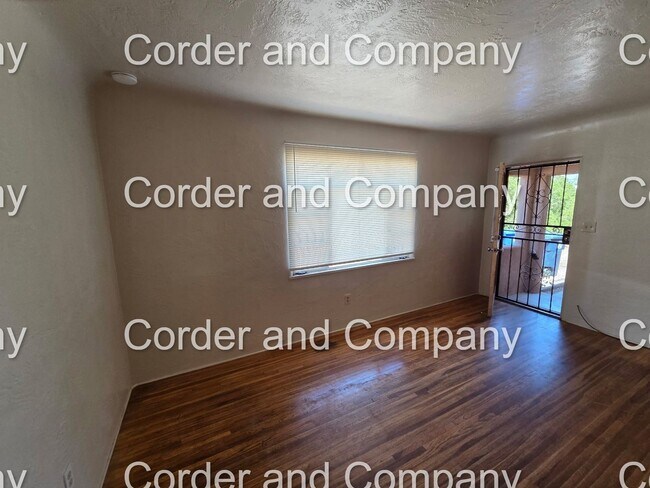 Building Photo - Cute 2 Bedroom 1 Bathroom Duplex Located i...