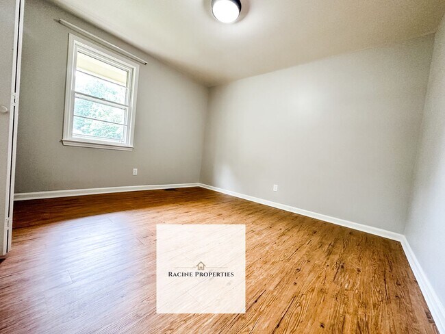 Building Photo - Charming Home in Laurens