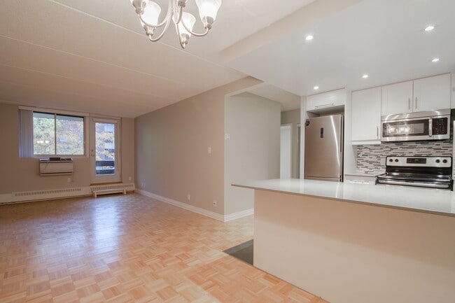 Building Photo - 4800 Maisonneuve Blvd W