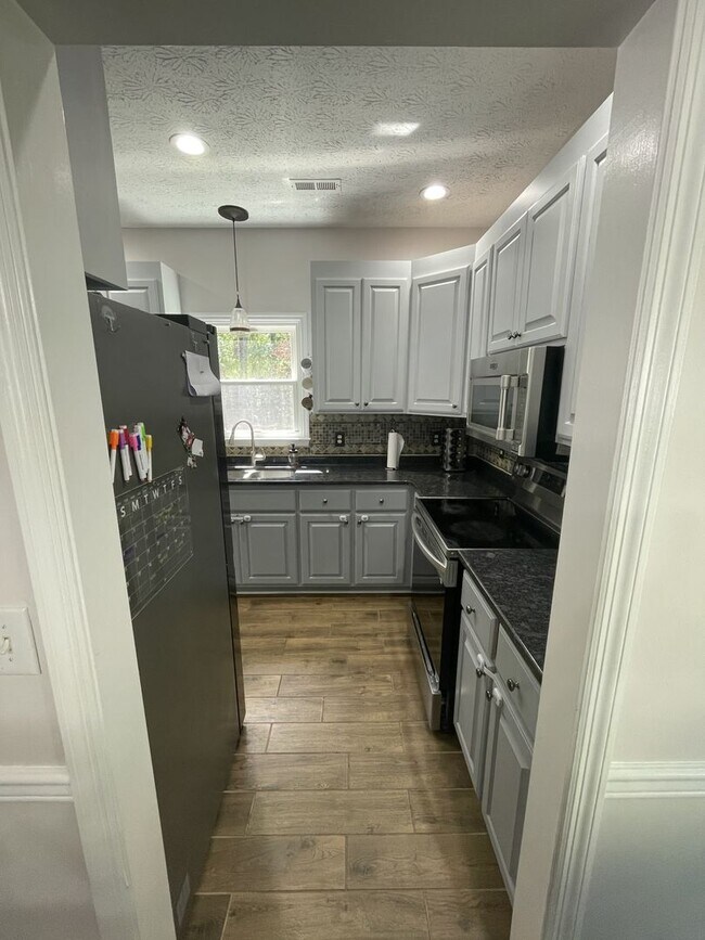 Foto del edificio - Pictures Coming Soon — Your Next Home Awaits!