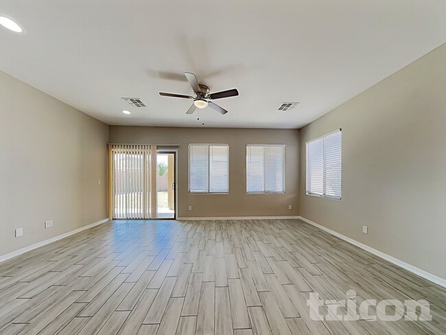 Foto del edificio - 819 W Dana Dr