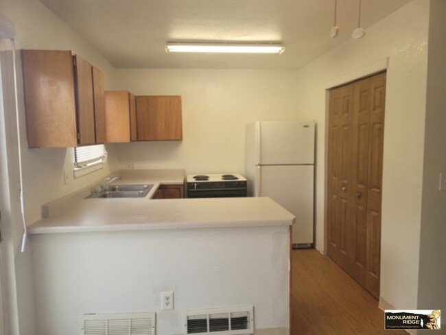 Building Photo - Available Now! 2 bed1 bath Palisade Apartm...