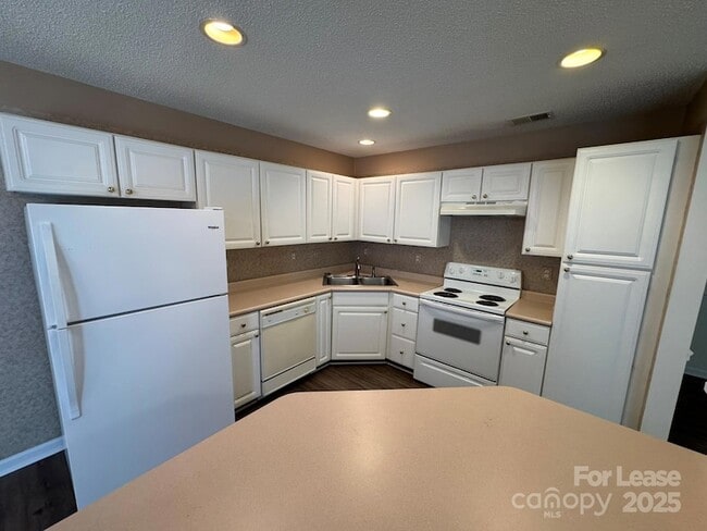 Building Photo - 8419 Southgate Commons Dr