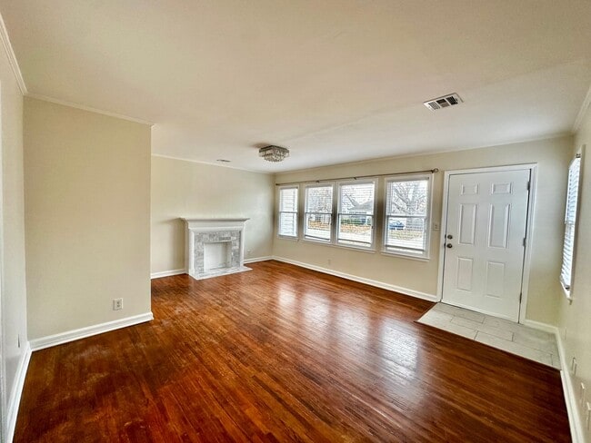 Building Photo - Adorable Midtown Home!