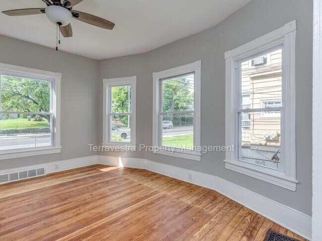 Building Photo - 116 W Main St