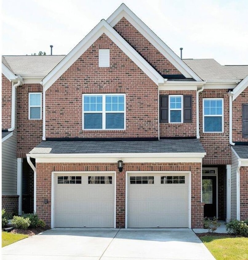 Primary Photo - 3 Bedroom 2.5 Bathroom Townhome Home w/ Op...
