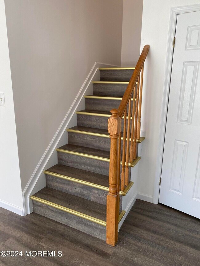 Building Photo - 739 Banyan Ct
