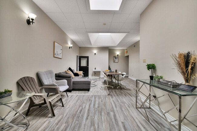 Building Photo - Private Room for Rent!