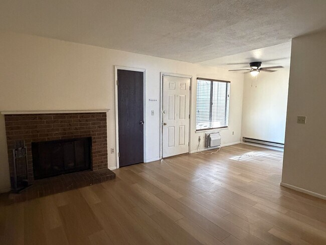 Building Photo - 1209 W Plum St