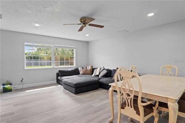 Building Photo - 904 Carvell Dr