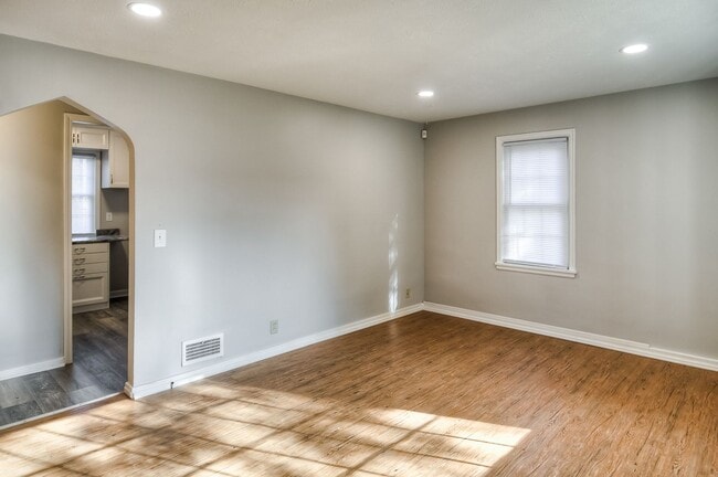 Building Photo - Aksarben Beauty