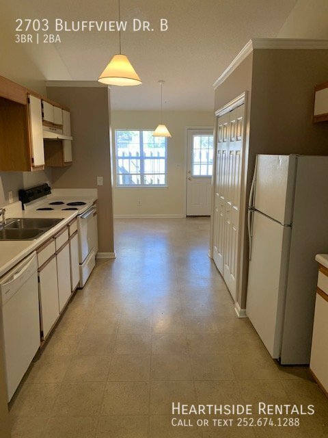 Foto del edificio - 2703 Bluff View Dr