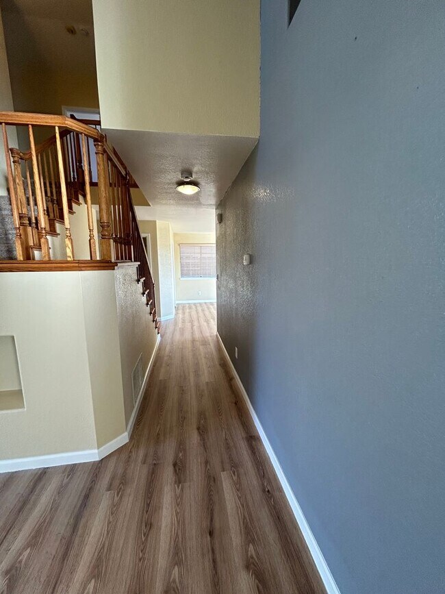 Foto del edificio - Centrally Located Expansive Home For Rent