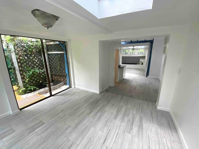 Building Photo - 708 N Wild Olive Ave