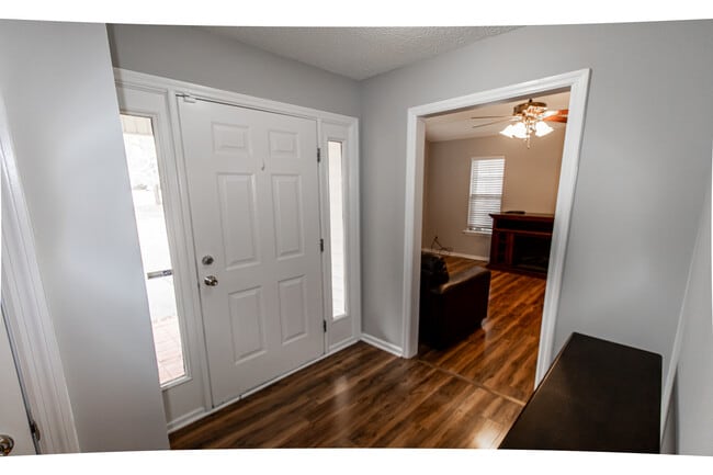 Building Photo - 104 Green Tree Ct