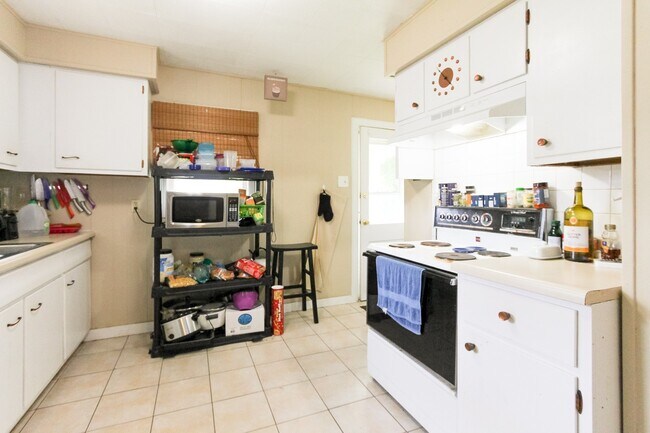 Foto del edificio - PRELEASING for AUGUST! Close to Campus