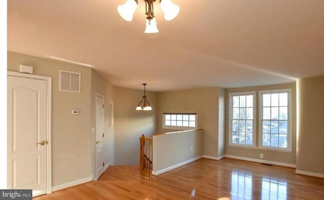 Building Photo - 111 Maximillian Ct SW