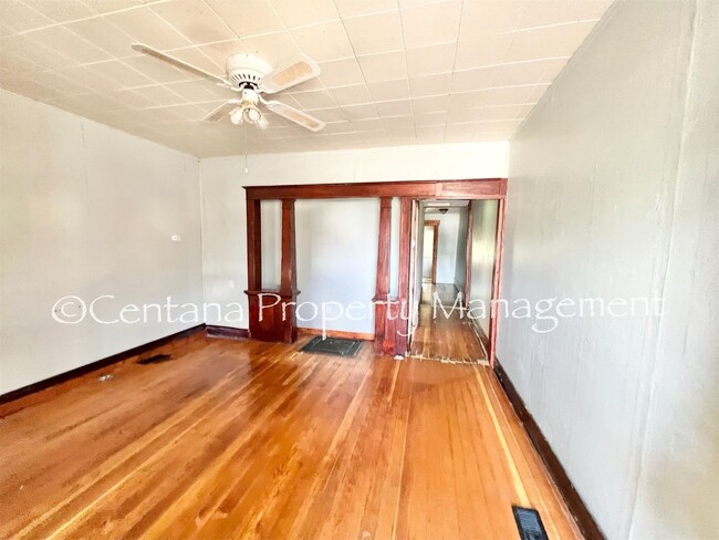 Building Photo - Pet friendly house on Washington!