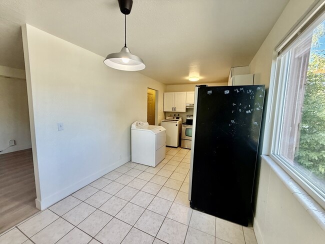 Foto del edificio - 768 N Redwood Rd