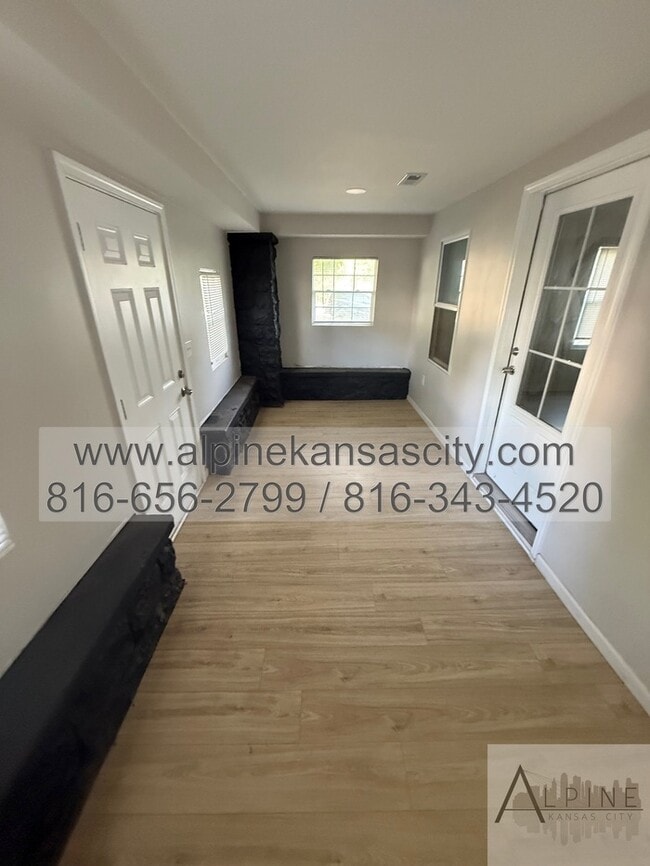 Building Photo - Beautiful Midtown Rehab! Open Layout!