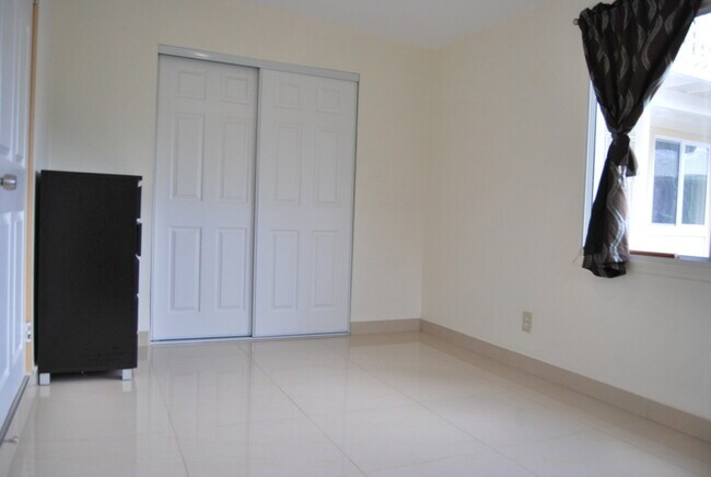 Building Photo - 3037 Kahaloa Dr