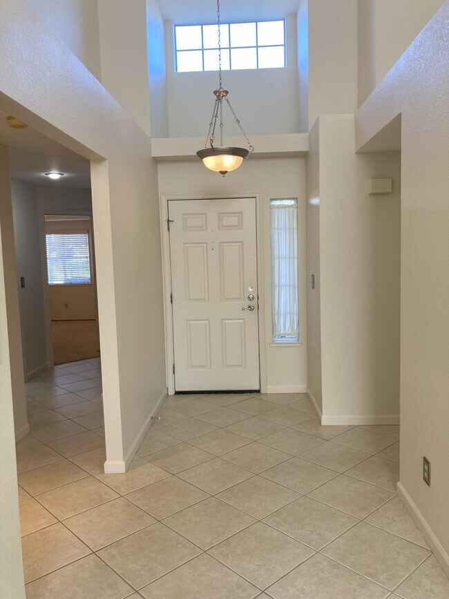 Building Photo - Move in Today! 3 Bedroom 2 Bath Tracy Home