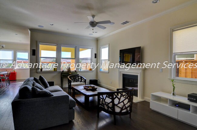 Foto del edificio - Almost New 4 Bed, 3.5 Bath 3,000 sq ft House