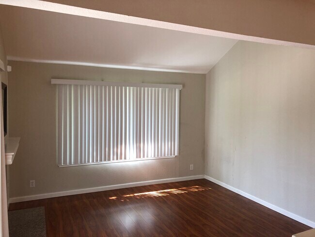 Foto del edificio - 24352 Dover Ln