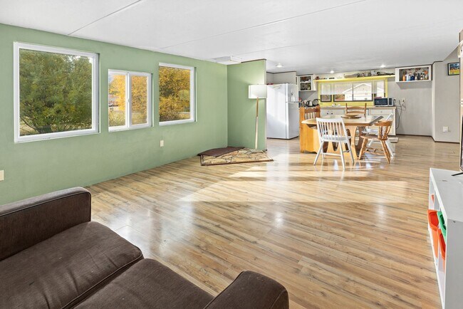 Foto del edificio - Spacious 2-Bed, 1-Bath Rental with Bonus Room & Large Lot