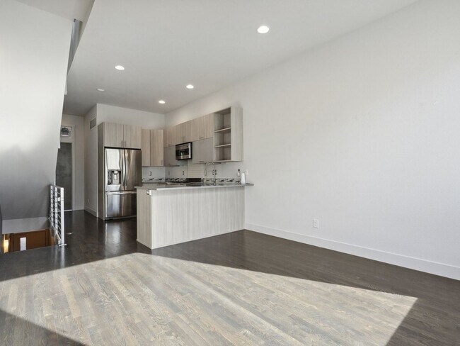 Foto del edificio - Stunning LOHI 2bd/2ba Townhome w/ Private Garage and Rooftop! Available 4/6/26!