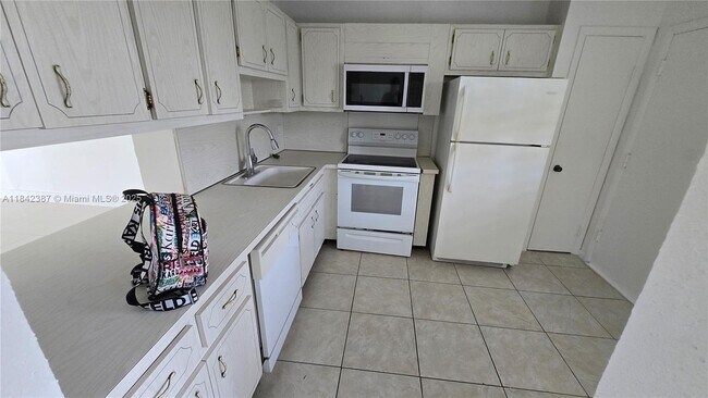 Foto del edificio - 877 NE 195th St