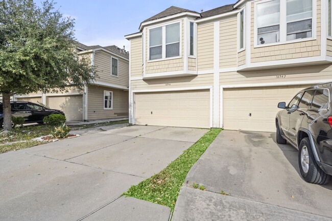 Building Photo - 16546 Pentonshire Ln
