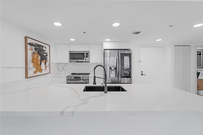 Foto del edificio - 7601 E Treasure Dr