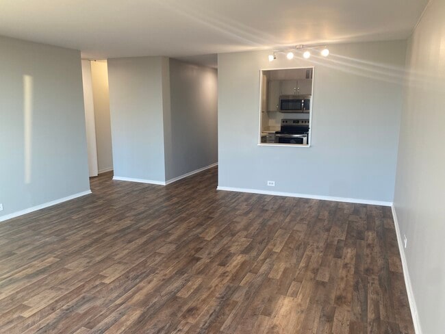 Foto del edificio - 2650 N Lakeview Ave