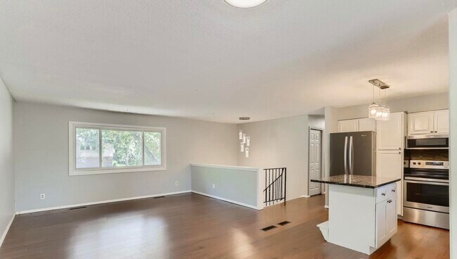 Foto del edificio - Immediate Move In.