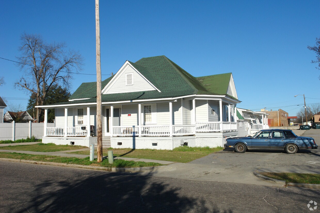 Building Photo - 561 Whitman St
