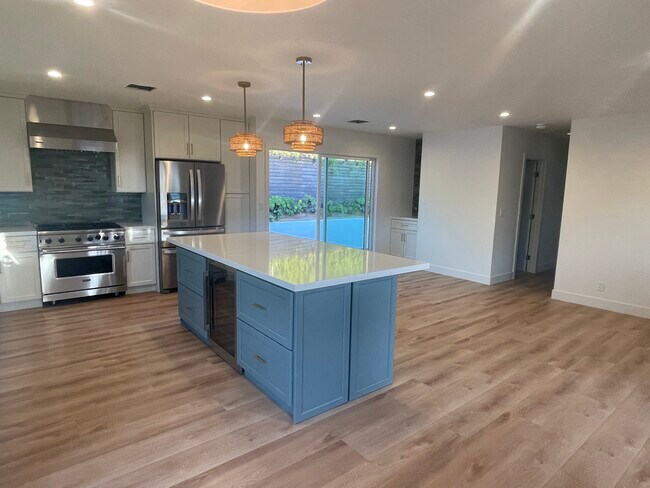 Building Photo - 536 1st St