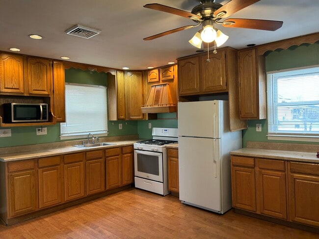 Building Photo - 702 Edmunds Ave